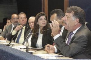 Audiência Pública da Comissão de NEG. MUNICIPAIS para discutir a crise financeira que atinge os municípios pernambucanos.
