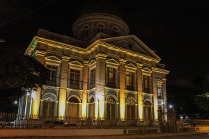 Em setembro do ano passado, o prédio da Alepe se iluminou para a campanha de prevenção ao suicídio. Foto: João Bita. 