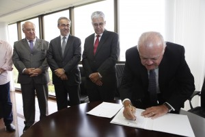 ASSINATURA - Parlamentares, representantes de cervejarias e de clubes de futebol participaram de ato na Presidência. Foto: João Bita