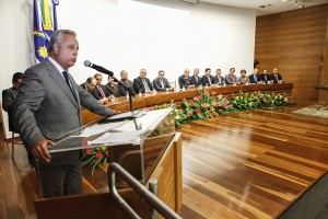 O presidente da Alepe, dep Guilherme Uchoa, participa da posse do novo presidente do Tribunal de Contas de Pernambuco, conselheiro Carlos Porto.