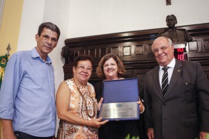 Zé Maurício faz entrega de placa comemorativa a representantes do instituto. Foto: Giovani Costa