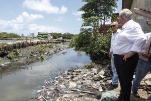 Parlamentares avaliam situação de moradores nas margens do Capibaribe.  Foto: Rinaldo Marques