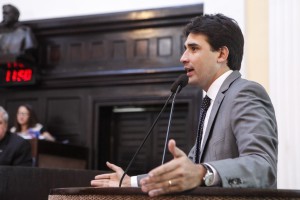 Sílvio Costa Filho (PTB) questiona os cortes do Governo.  Foto: Rinaldo Marques 