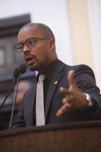 Edilson Silva (PSOL) considerou inapropriado Voto de Aplausos a policial.  Foto: Rinaldo Marques