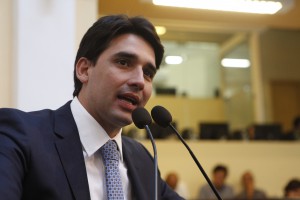 Sílvio Costa Filho (PTB) cobrou o detalhamento dos cortes do Governo em 2015.  Foto: Rinaldo Marques