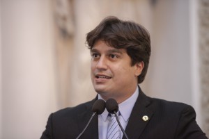 Lucas Ramos (PSB) anuncia inauguração do Compaz, em Alto de Santa Terezinho, no Recife.  Foto: Roberto Soares