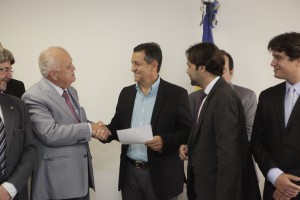 O presidente da Alepe, Guilherme Uchoa (PDT), assina contrato com a empresa Celi, que vai dar continuidade às obras do novo Plenário.  Foto: Roberto Soares