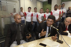 Cabos do Corpo de Bombeiros presenciaram a reunião. Foto: João Bita
