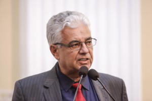 EXPERIÊNCIA - Atualmente, Fernando Castilho assina coluna de economia no Jornal do Commercio. Foto: Roberto Soares