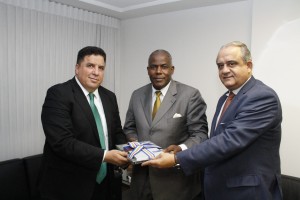 Embaixador de Moçambique em visita à Alepe Foto: Jarbas Araújo
