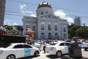 Taxistas fazem manifestação contra o Uber em frente ao Museu Palácio Joaquim Nabuco. Foto: Rinaldo Marques