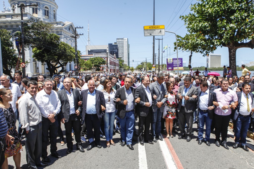 ATO PÚBLICO - Gestores públicos questionam distorções do Pacto Federativo brasileiro. Acima, durante mobilização, em 2015, prefeitos chamam atenção para o assunto. Foto: João Bita