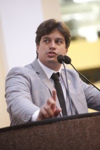 Lucas Ramos (PSB) leu nota em que o Governo afirma que a vítima foi sepultada com documentação Foto: Rinaldo Marques/Alepe