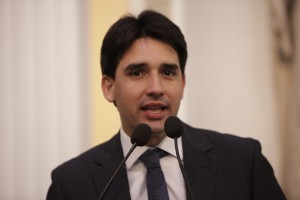 RECURSOS - Segundo Sílvio Costa Filho, documento repassado pela Caixa Econômica Federal mostra haver verba da União garantida para dar prosseguimento aos projetos. Foto: Roberto Soares