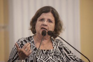 RESSALVA - "A existência de representantes que atuam em nome de um culto específico pode prejudicar o diálogo entre diferentes crenças e favorecer a intolerância contra outros segmentos", pondera a deputada Teresa Leitão.