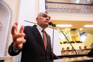 TRIBUNA - “São indivíduos que abandonam seus lares para escapar de guerras e da miséria.” Foto: Rinaldo Marques