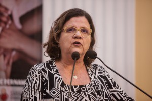 POLÊMICA - Deputada Teresa Leitão, que iniciou debate, pediu “serenidade” na investigação das denúncias. Foto: Roberto Soares