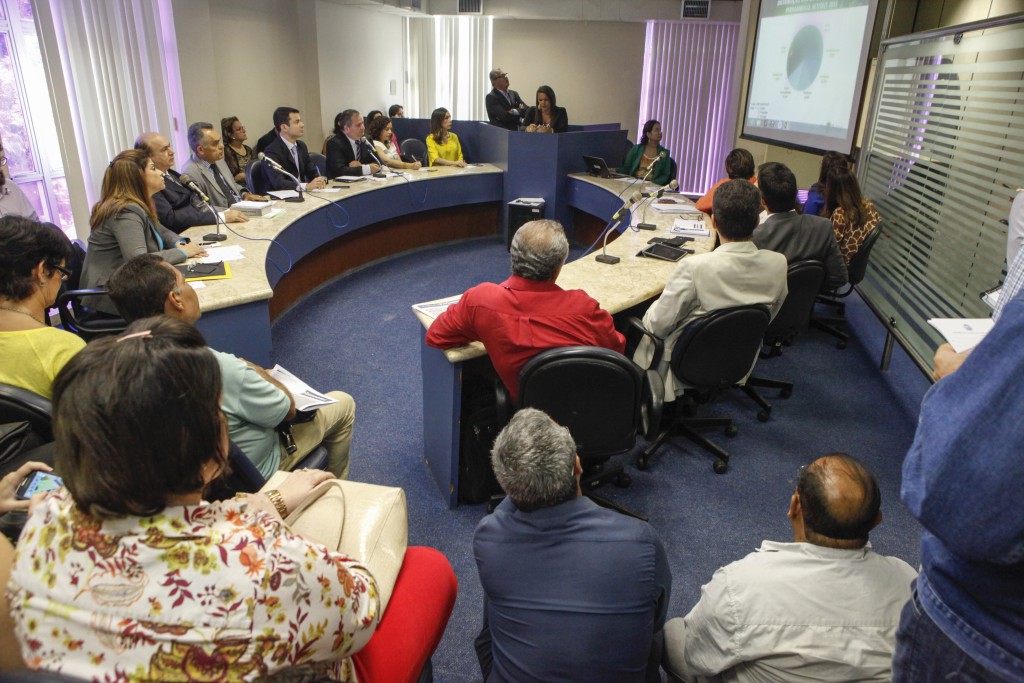 DIFICULDADES - Assuntos foram debatidos durante apresentação dos relatórios quadrimestrais do Estado. Nos encontros, secretário de Saúde mostrou situação enfrentada por Pernambuco para administrar recursos destinados à área. Foto: João Bita