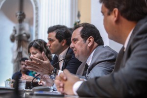 POLÊMICA - Impasse entre taxistas e operadores do aplicativo motivou discussão no primeiro semestre. Além do encontro, obras do Canal do Fragoso também provocaram reunião do grupo parlamentar. Foto: Rinaldo Marques