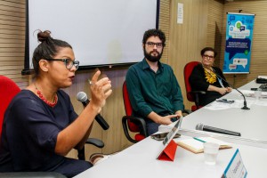 LINGUAGEM - Professoras da UFPE, Virgínia Leal e Fabiana Moraes abordaram, entre outras questões, uso de termos para se referir a grupos de maior desprestígio social. Foto: Jarbas Araújo