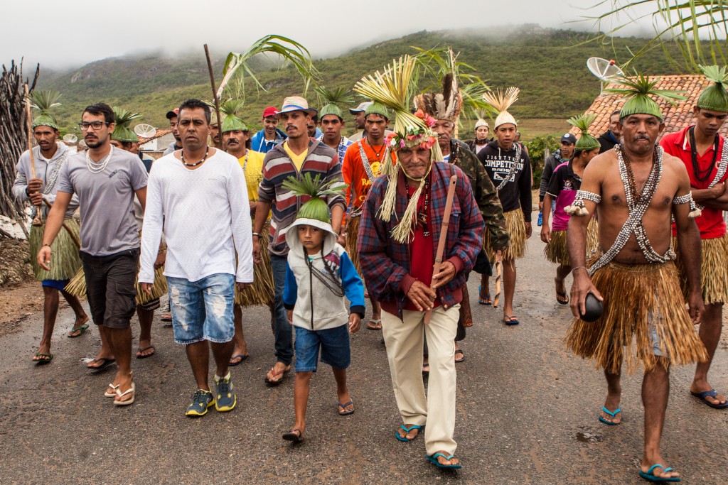 TRADIÇÃO - Uma vez por ano, Xukurus do Ororubá caminham por aldeias de Pesqueira em direção à Igreja da Vila de Cimbres. Foto: Rinaldo Marques