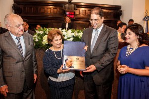 Placa alusiva aos 50 anos de vida pública de Maciel foi entregue na Reunião Solene. Foto: Rinaldo Marques. 