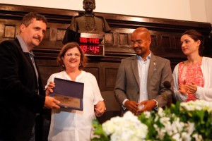 Émilie Lesclaux e Kleber Mendonça Filho recebem homenagem por contribuição ao cinema em Pernambuco. Foto: Henrique Genecy