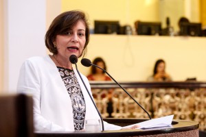 DOAÇÃO - Deputada solicita apoio para entidade filantrópica. Foto: Rinaldo Marques