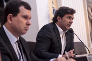 Reunião foi presidida pelo deputado Rodrigo Novaes (D) Foto: Rinaldo Marques
