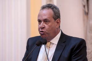 ESPERA - Segundo parlamentar, falta de recursos reduziu número de procedimentos do tipo na unidade de saúde e cerca de 400 pacientes correm risco de morte enquanto aguardam normalização. Foto: João Bita