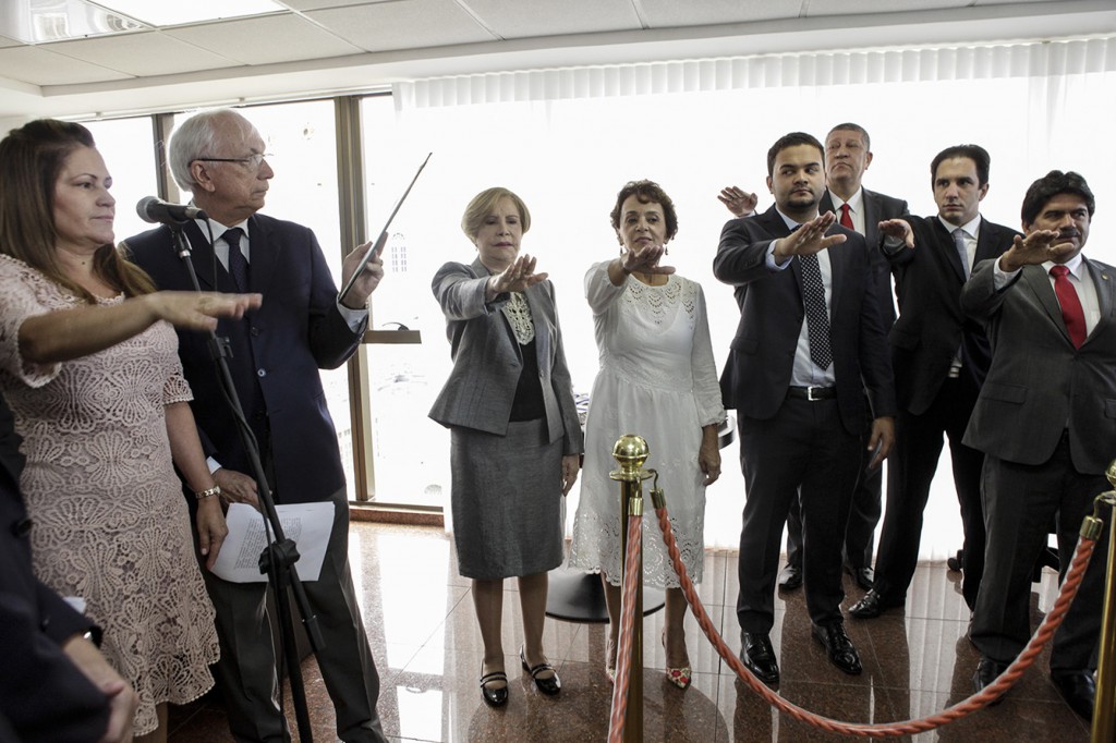 CERIMÔNIA - Na solenidade, que ocorreu na Presidência da Casa, deputados confirmaram compromisso de posse. Mudanças resultantes das eleições municipais permitiram, ainda, efetivação de Antônio Moraes e Marcantônio Dourado. Foto: Rinaldo Marques