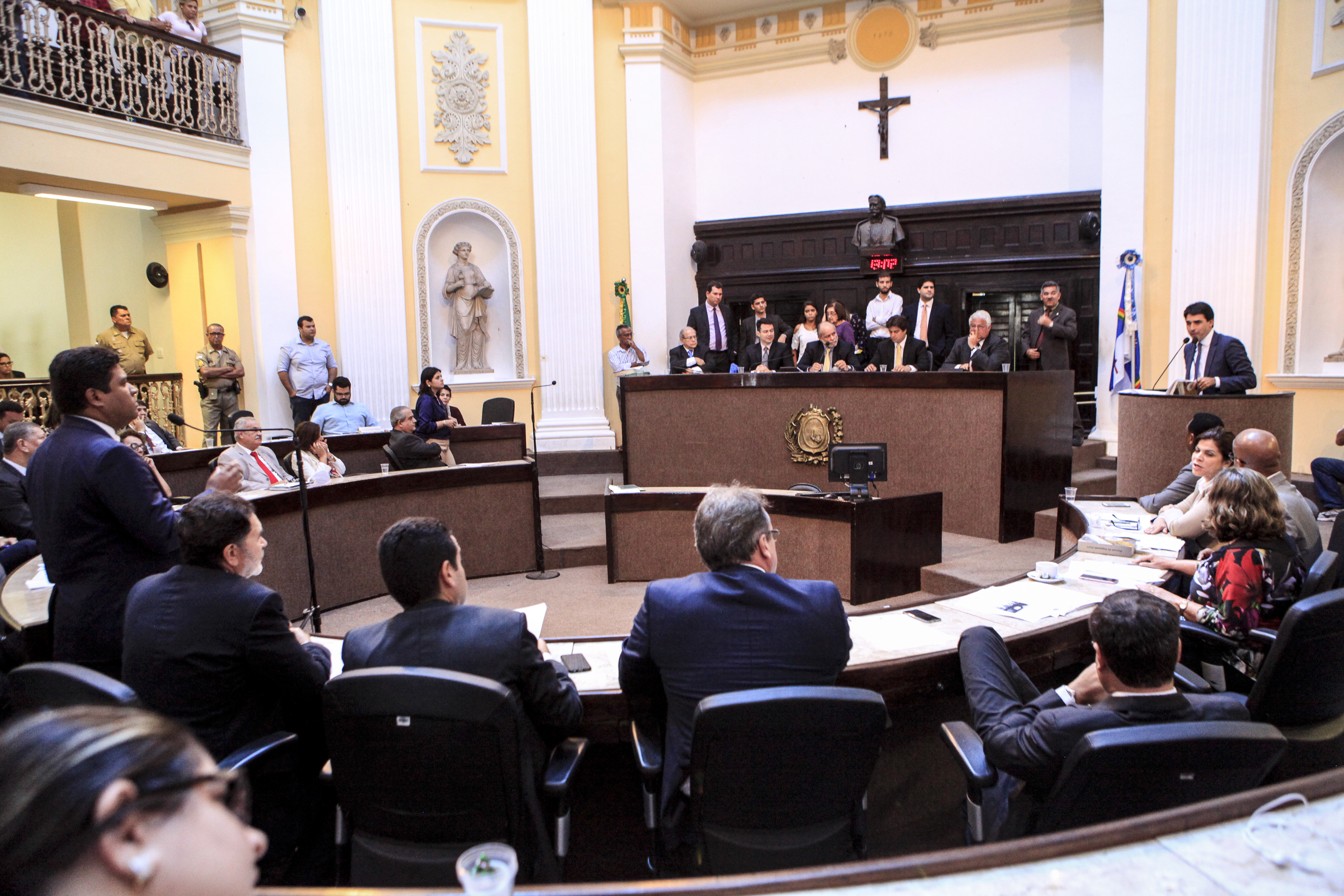 TRÂMITE - Proposta foi analisada pelos colegiados de Justiça, Finanças e Administração Pública, sob protestos da categoria. Foto: Rinaldo Marques
