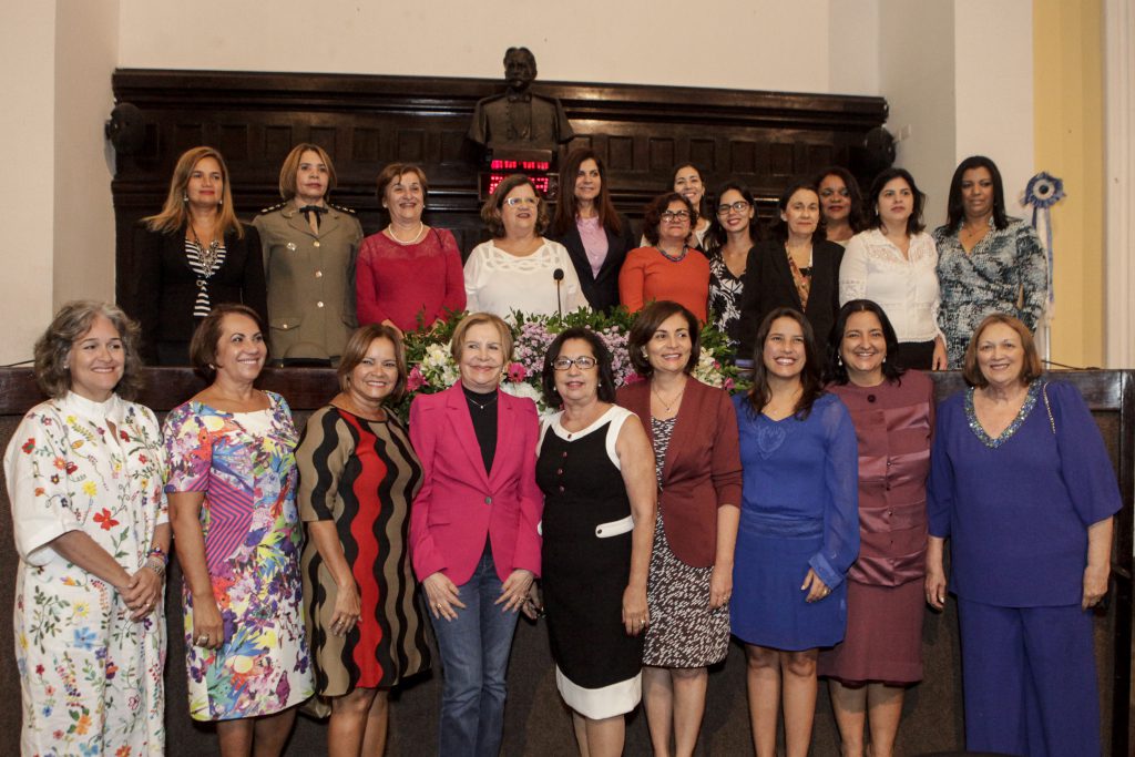 HOMENAGEM - A Reunião Solene, que homenageou ex-deputadas e atuais parlamentares do Legislativo pernambucano, contou com o lançamento de uma publicação com o perfil de todas as integrantes do Parlamento até hoje. Foto: Henrique Genecy