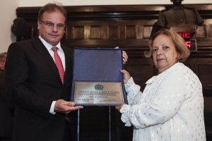HOMENAGEM - Solenidade, proposta pelo deputado Eduíno Brito, enalteceu o movimento que sintetiza ensinamentos filosóficos, religiosos e científicos. Foto: Henrique Genecy