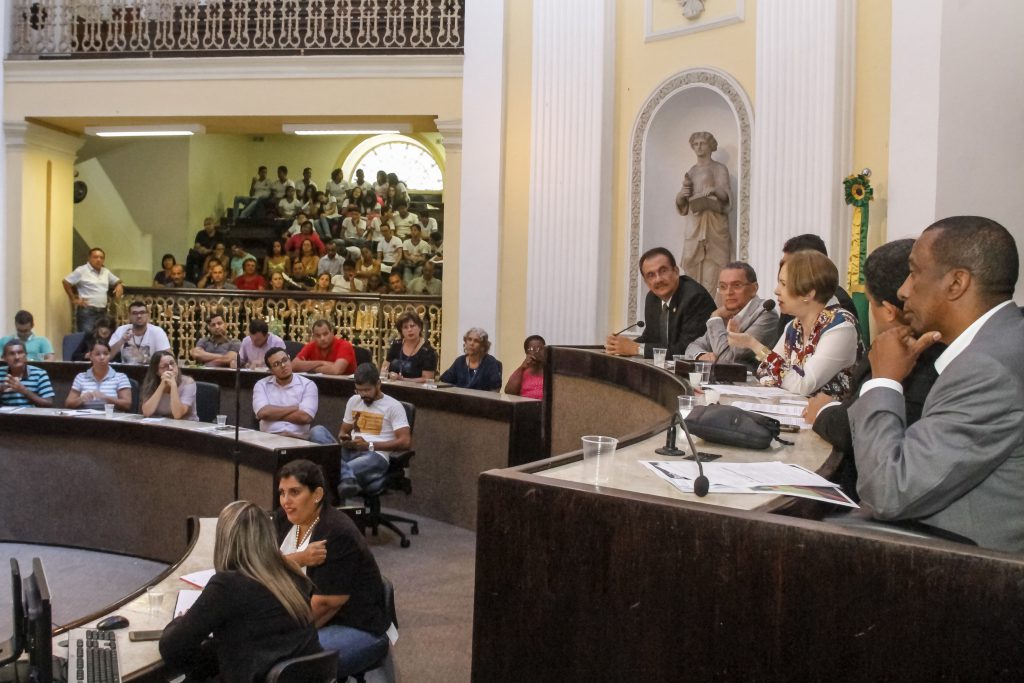 CONSEQUÊNCIAS - População que vive às margens do manancial tem sofrido com alagamentos constantes na área. Foto: Jarbas Araújo