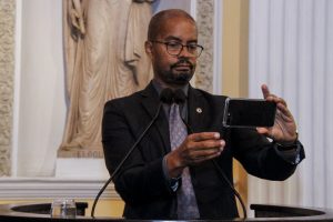 EDILSON SILVA - “Sabe quando o governador abriu inquérito administrativo na corregedoria para investigar o capitão? Há quatro dias." Foto: Jarbas Araújo