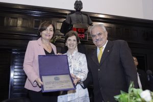 HOMENAGEM - Em Reunião Solene proposta pela deputada Simone Santana, a médica Vera Morais recebeu, em nome do grupo, placa comemorativa da Alepe. Foto: Henrique Genecy