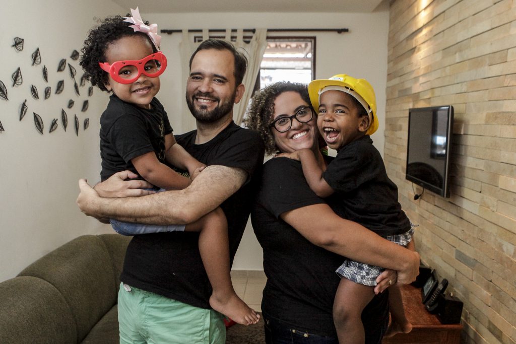 ACOLHIMENTO - Alexandre e Ana Carolina, com os filhos Maria Clara e Nícolas: “Nos sentimos preparados”. Foto: Henrique Genecy