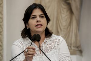 URGÊNCIA - Segundo a deputada, a emergência maior é quanto ao fornecimento de ração e água para o rebanho. Foto: Roberto Soares