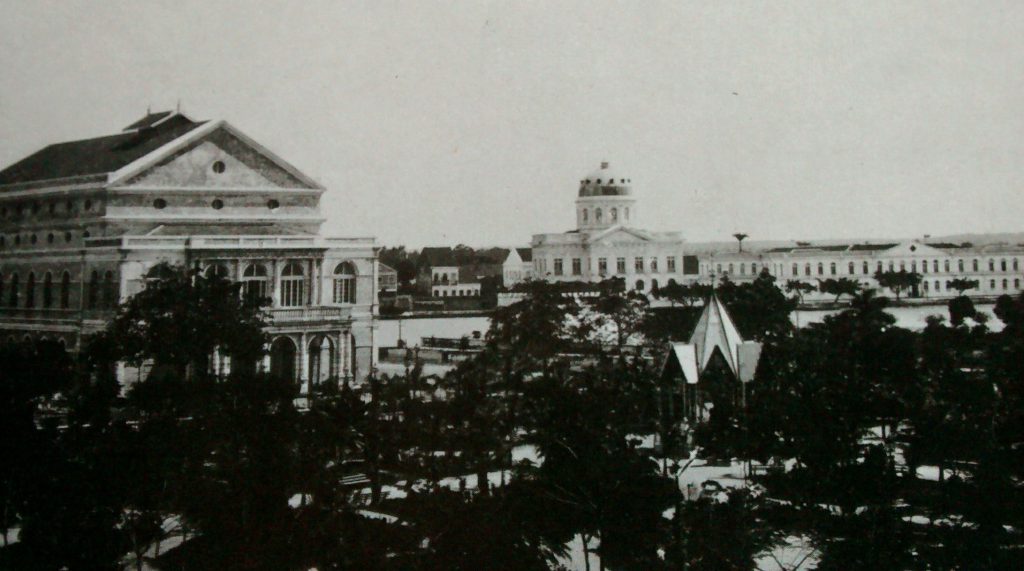 ANTIGA SEDE - Concluído em 1875 para suprir carência estrutural da antiga sede, Palácio Joaquim Nabuco abraça viés museológico reconhecido desde 2010. Foto: Marc Ferrez, produzida em 1875, revela edifício monocromático e em tonalidade clara. 
