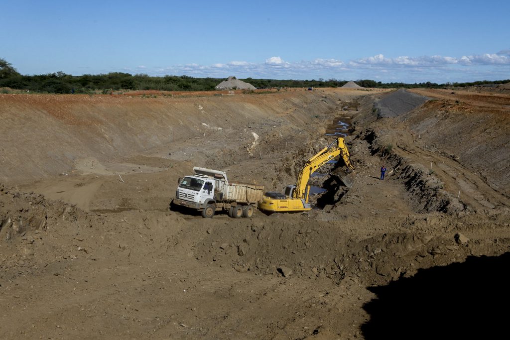 TRANSPOSIÇÃO - Perda da capacidade financeira das empresas está entre fatores que adiaram entrega da obra. Foto: João Bita