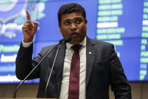 PLEITO - Segundo deputado, os profissionais, que têm vínculo temporário, pedem equiparação com servidores efetivos, os quais já recebem benefício. Foto: Jarbas Araújo