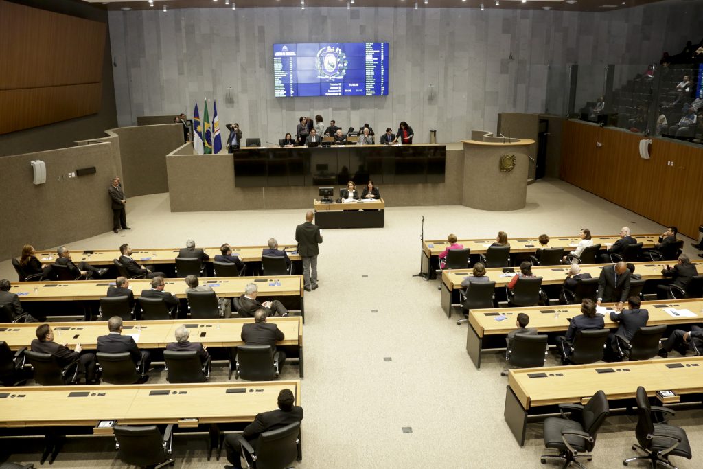 RETORNO - A Reunião Plenária desta terça contou com a presença do governador Paulo Câmara e do vice-prefeito Luciano Siqueira. Foto: Rinaldo Marques