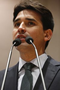 OFÍCIO - Sílvio Costa Filho anunciou que levará documento com a solicitação ao Palácio do Campo das Princesas, nesta quarta (20). Foto: Jarbas Araújo