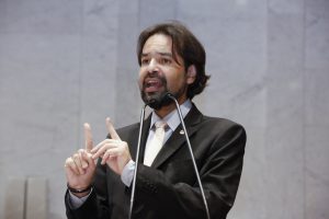 PRECAUÇÃO - “Segundo especialistas, trata-se de uma epidemia. Dos 51 milhões de jovens e adolescentes nessa faixa etária, 10,2 mi podem estar cometendo esse tipo de autoagressão.” Foto: Roberto Soares