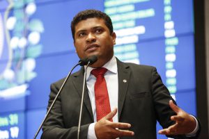 EQUIPARAÇÃO - Deputado defende que direito já concedido aos demais servidores estaduais seja estendido aos agentes de segurança pública. Foto: Roberto Soares