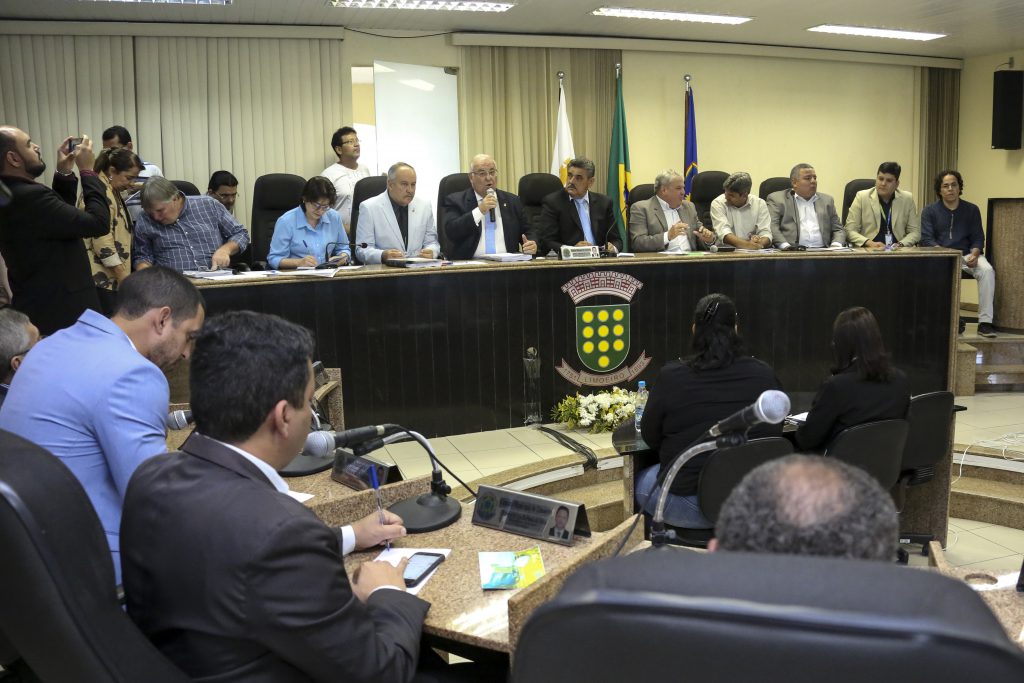 AUDIÊNCIA - Reunião promovida pela Comissão de Meio Ambiente e pela Frente pela Revitalização do Rio Capibaribe discutiu obras de reparo do reservatório. Foto: Sabrina Nóbrega