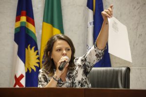 Transparência - Raíssa Rabelo, da Frente de Luta pelo Transporte Público em Pernambuco, justificou a instalação de uma CPI com base em dúvidas sobre a gestão do setor. Foto: Lourival Maia