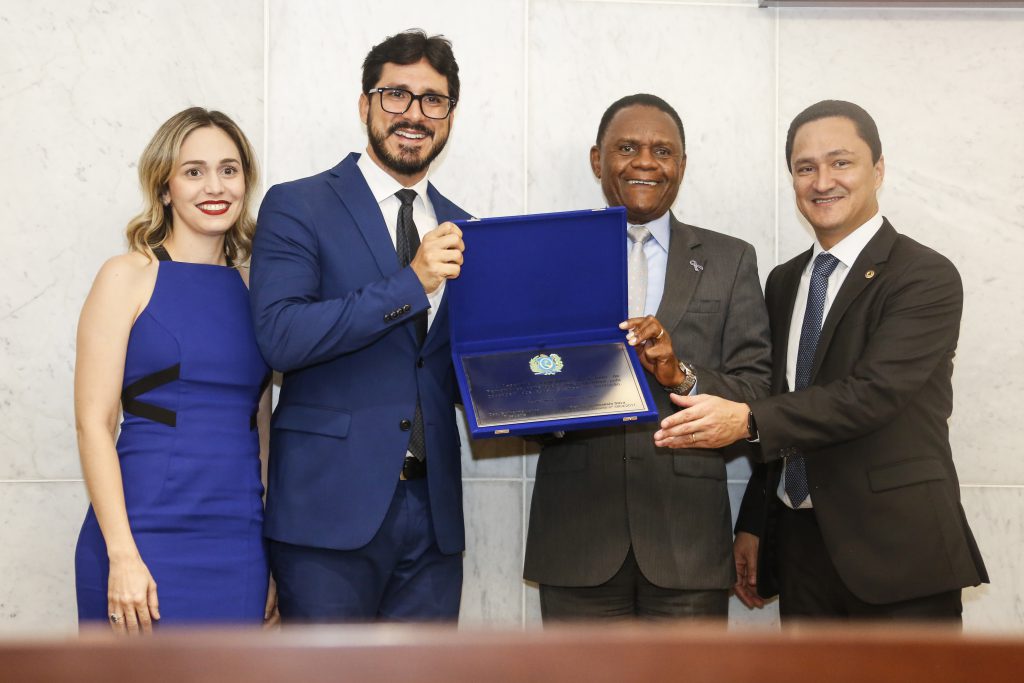 Talitha e Arthur Pereira recebem placa comemorativa do Bispo Ossesio Silva, que propôs a cerimônia. André Ferreira (dir.) presidiu solenidade.