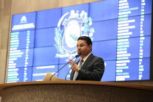 PROTESTO - O parlamentar afirmou que vai enviar ofício à Prefeitura do Recife para que a medida seja revista. Foto: Roberto Soares